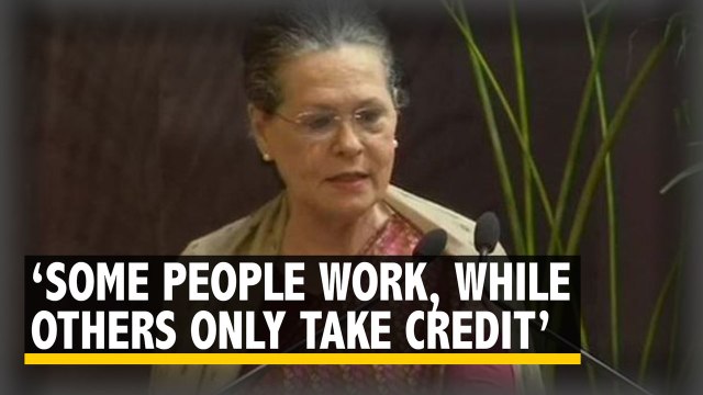 Sonia Gandhi Praises Manmohan Singh At the Indira Gandhi Awards Ceremony