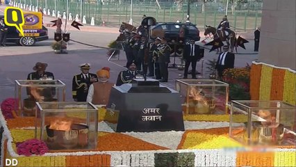 Télécharger la video: President Kovind and PM Modi Pay Tribute to Martyrs at Amar Jawan Jyoti