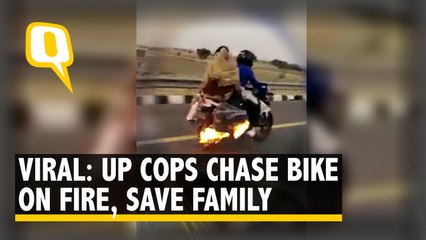 Скачать видео: UP Cops Chase Bike on Fire, Save Family on Agra-Lucknow Expressway