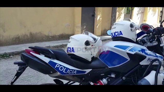 Report TV -Përfshihet nga flakët një banesë në Durrës, fqinjët e shpëtojnë nga shkrumbimi i plotë