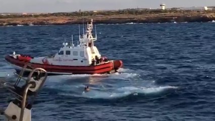 Un migrante del Open Arms se lanza al agua en el día 19 a bordo