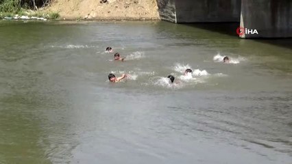 Sıcaktan bunalan çocuklar nehirde doyasıya eğlendi