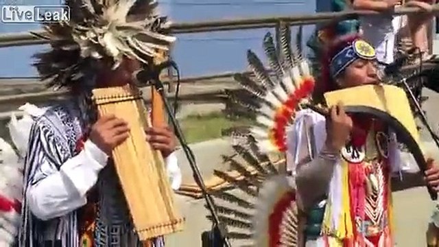 ABBA joué par des Indiens d'Amérique à la flûte de pan !