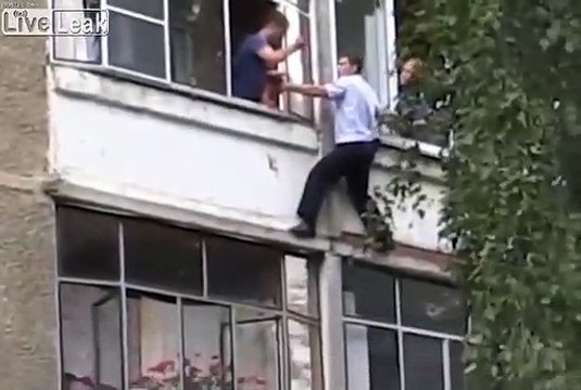 Ce policier escalade un immeuble pour sauver un enfant de 5 ans !
