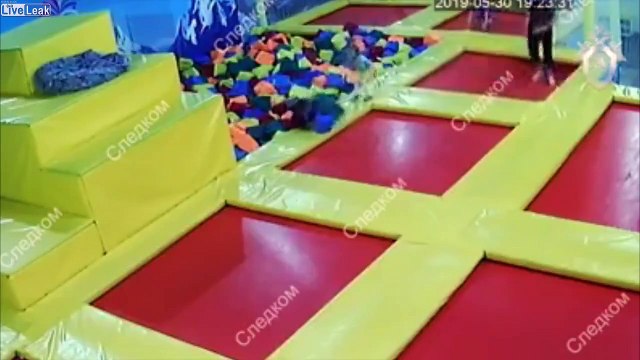 Ce prof de gym casse la jambe d'une fillette sur le trampoline en sautant !