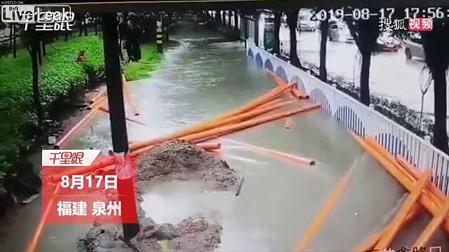 Ce policier sauve une femme en train de se noyer sur un chantier inondé !