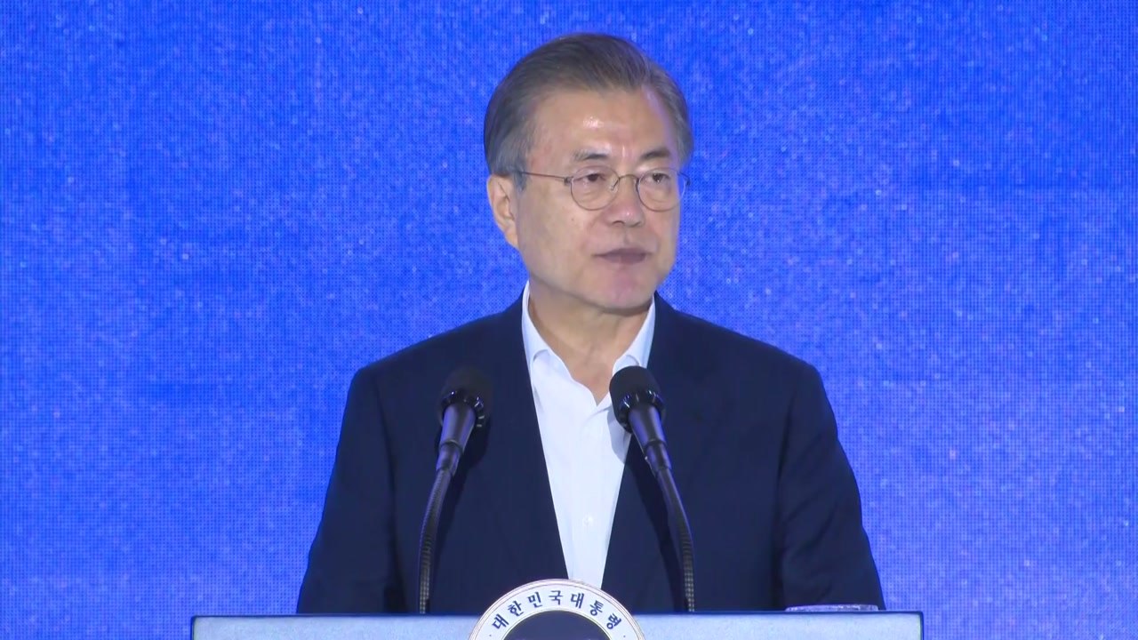 문 대통령 "특정국 의존 줄여야 아무도 흔들 수 없는 나라"...'탈일본화' 거듭 강...