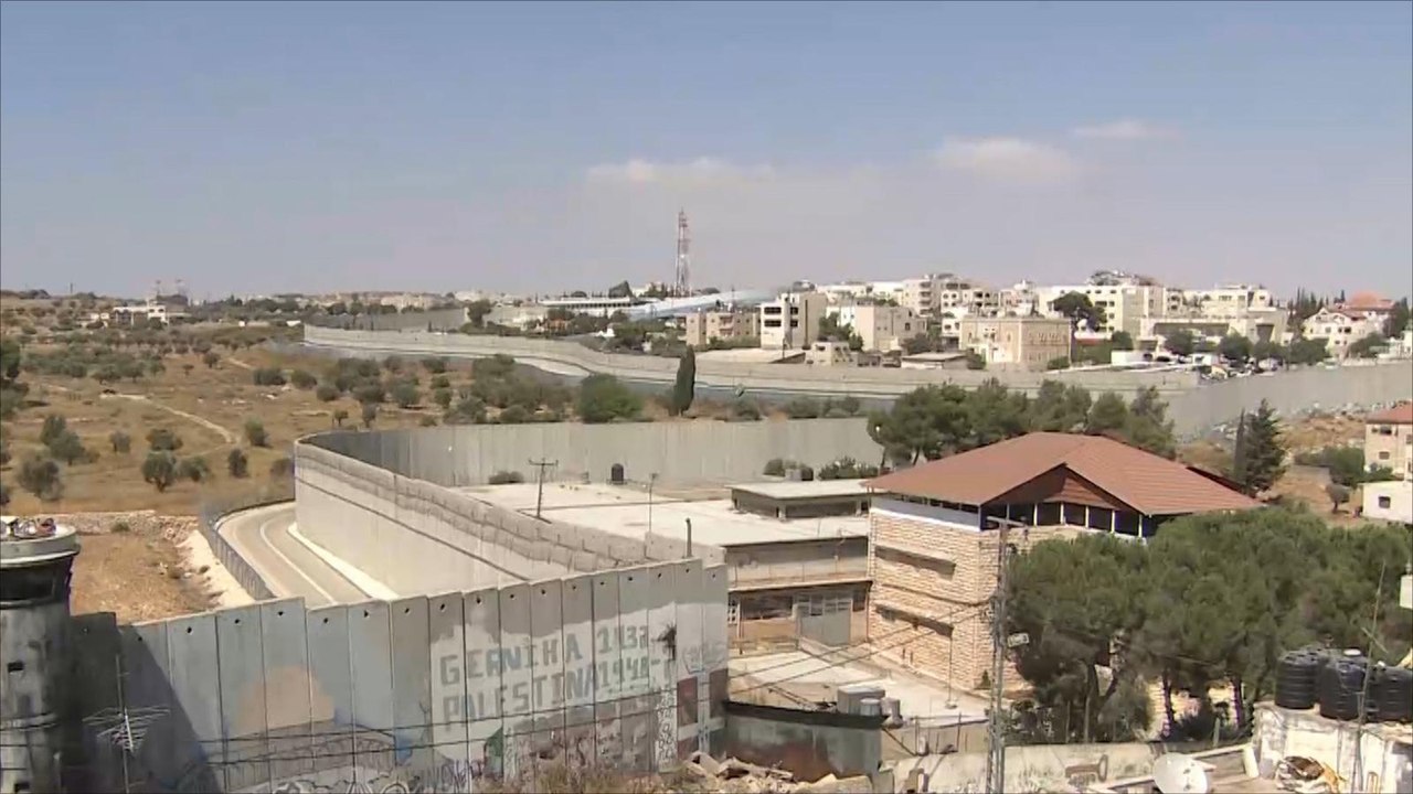 الاحتلال يهدم عشرات المنازل بحجة قربها من الجدار العازل