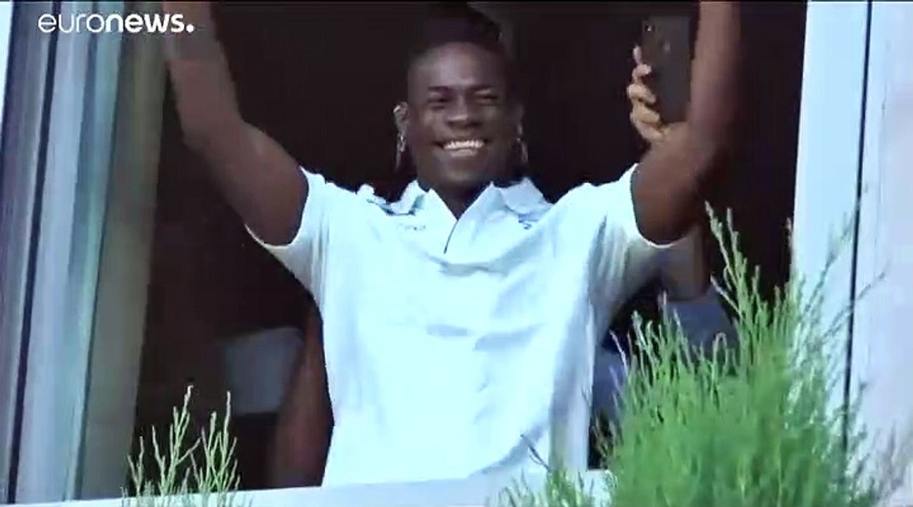 Mario Balotelli feliz no regresso a casa