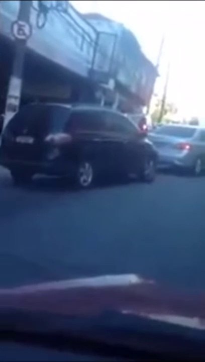 VÍDEO: se chocan en plena calle como si estuvieran en un videojuego