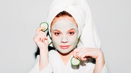 بالفيديو، د. ملداء تجيب عن السؤال: هل الماسكات المنزلية فعلاً مفيدة للبشرة؟