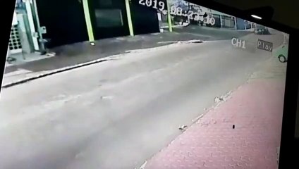 Forte colisão! Câmera registra acidente em que motociclista fraturou a perna no Brasmadeira