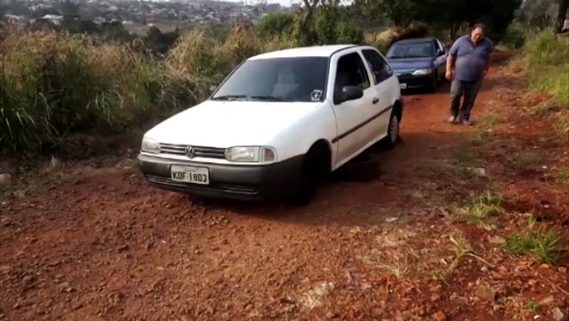 Carro depenado é encontrado na Rua Altemar Dutra
