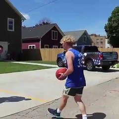 Quand la police joue au basket avec vous au lieu de vous appréhender