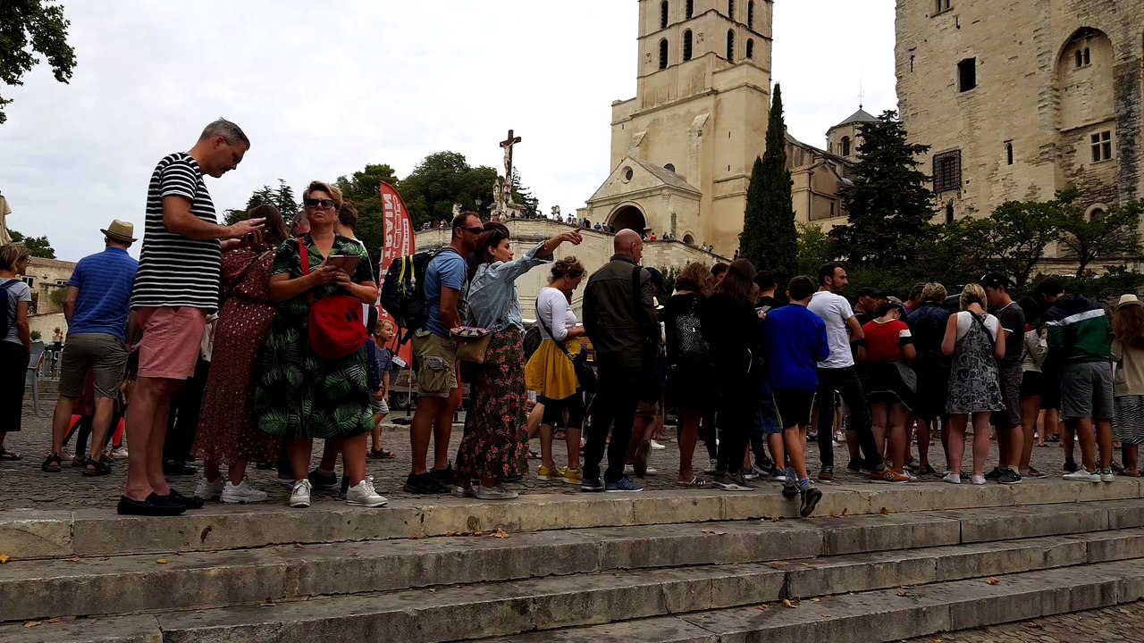 Avignon : une fil d'attente interminable pour le Palais des papes