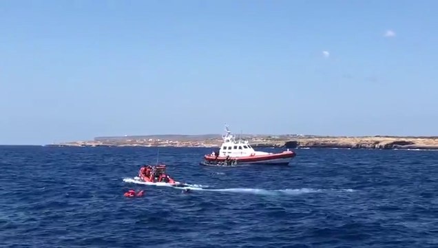 Migrantes del barco de Open Arms son rescatados tras saltar al agua