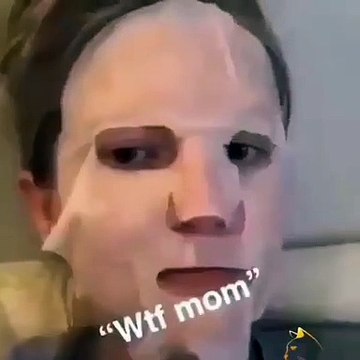 Ce chat est effrayé par le masque soin du visage de sa maman. Trop drôle !