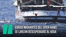 Varios migrantes del 'Open Arms' se lanzan desesperados al agua