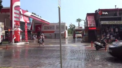 Sağanak yağmur altında deniz keyfi