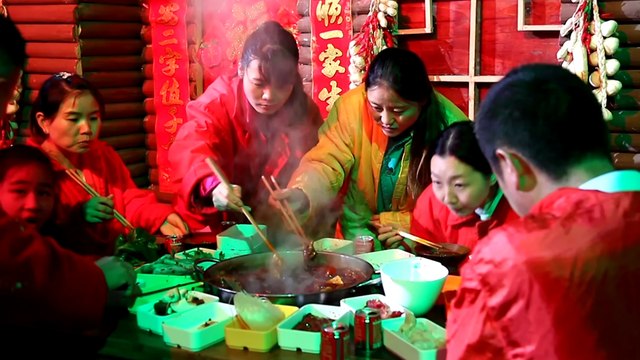 Chongqing residents eat hotpot in ice cave during heatwave