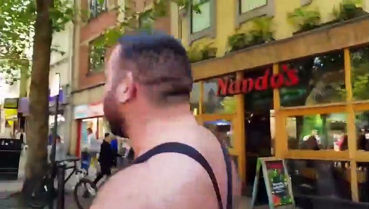 Vrai combat de catch dans un supermarché en Angleterre !