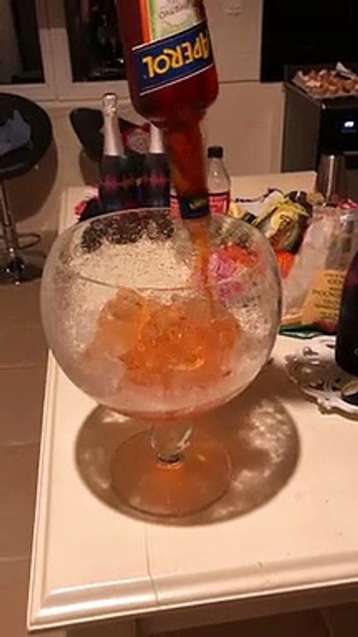 Spritz géant dans l'aquarium des poissons !