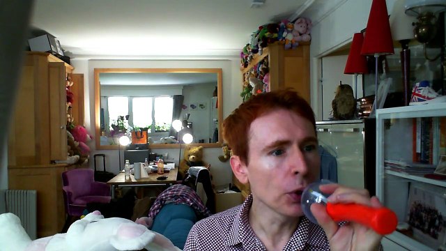 Wiwi égratigne met Romana op de scooter de Zanger Rinus