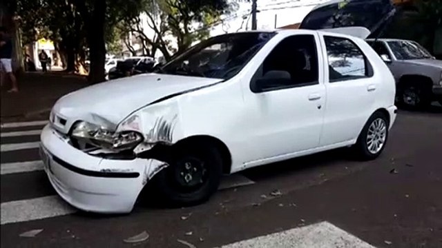 Dois veículos batem em cruzamento do centro de Cascavel