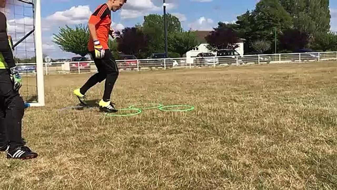 Premier entraînement spécifique "gardien" de la saison à Cuvry : Théo en slow motion