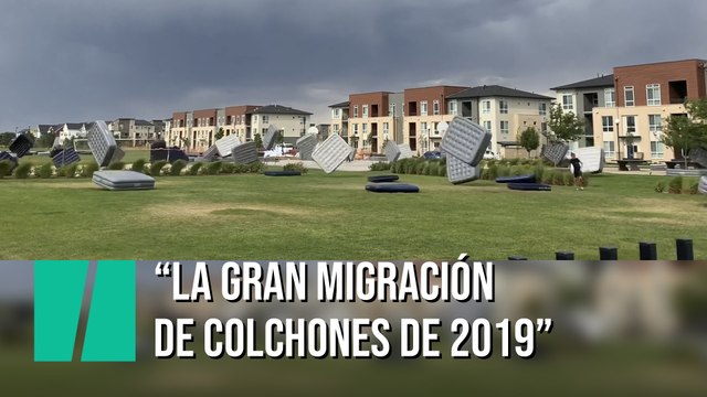 Decenas de colchones vuelan por los aires en Colorado