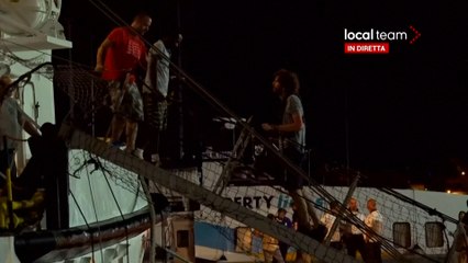 Open Arms: Gerettete gehen in Lampedusa an Land