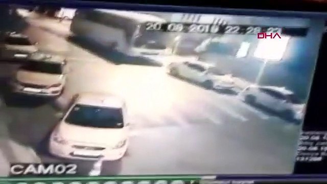 Park halindeki otobüsün 3 taksiye çarpma anı kamerada