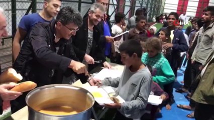 Çadırda kalan tarım işçileri yağmura yakalanınca halı sahaya yerleştirildi