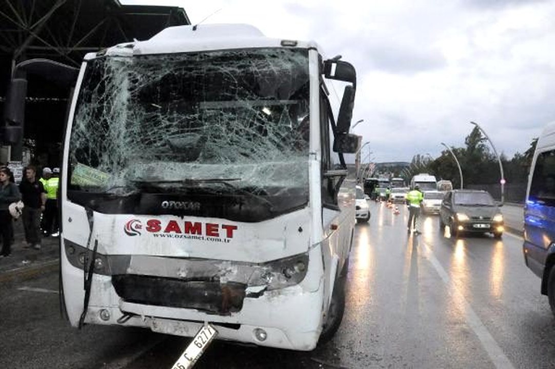 Polis servis aracı, yolcu otobüsüne çarptı: 3'ü polis, 8 yaralı