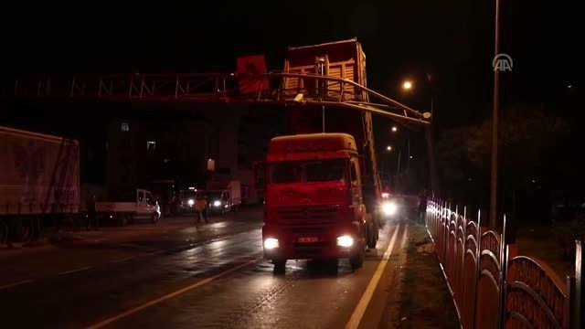 Damperi açılan kamyon kameraların bulunduğu direğe çarptı