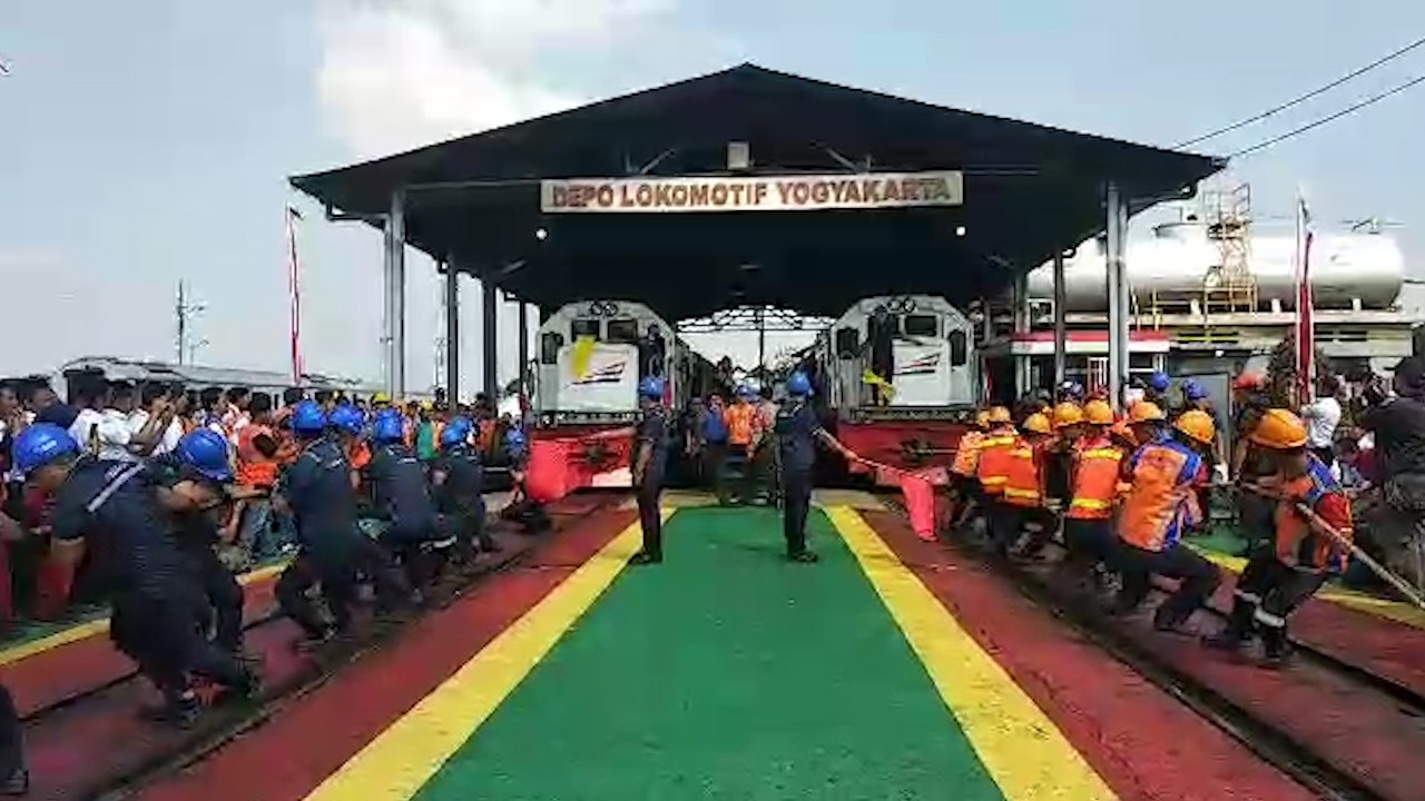 Unik, Manusia Lomba Tarik Tambang dengan Lokomotif Kereta