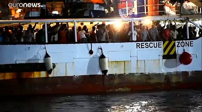 شاهد: بعد قرار المحكة.. مهاجرون يغادرون أوبن أرمز إلى لامبيدوزا الإيطالية