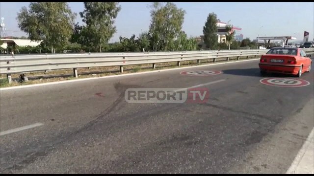 Report TV -Dy Benz at përplasen 'kokë më kokë' në Lushnje, vdesin shoferi dhe pasagjerja e tij