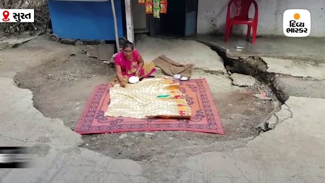 સુરત: સાયણમાં ઉંડો ખાડો પડ્યો, મહિલા તેમાં બેસી પેટનો ખાડો પૂરી રહી છે