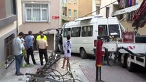 Kağıthane'de minibüs duvara çarptı: 1 yaralı