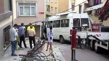 Kağıthane'de minibüs duvara çarptı: 1 yaralı