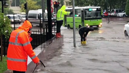 Kocaeli'de su baskınlarının yaşandığı yollarda araçlar ilerlemekte güçlük çekti