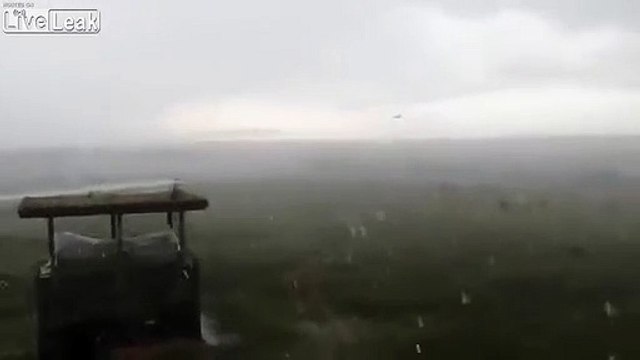 Atterrissage sous la pluie : cet avion glisse hors de la piste de l'aéroport