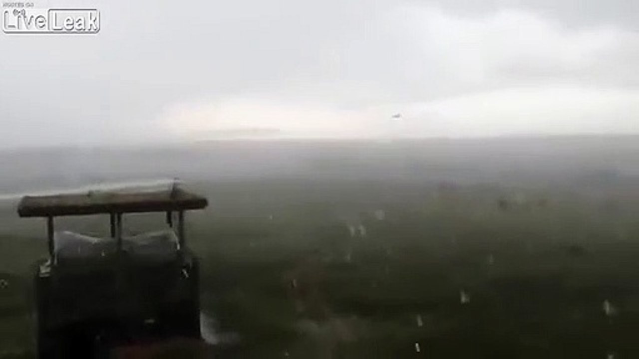 Atterrissage sous la pluie : cet avion glisse hors de la piste de l'aéroport