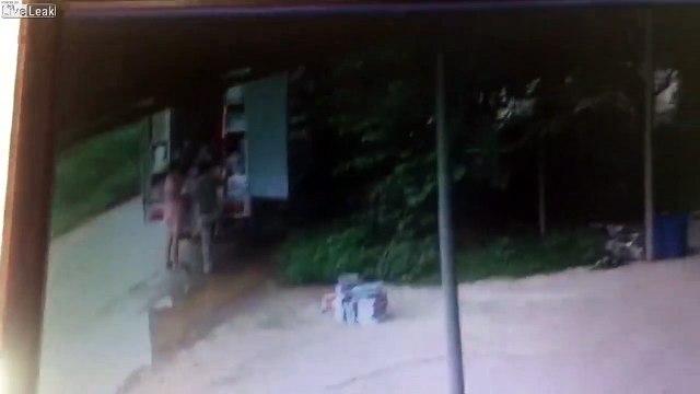 Il évite de justesse de se faire écraser par un camion !