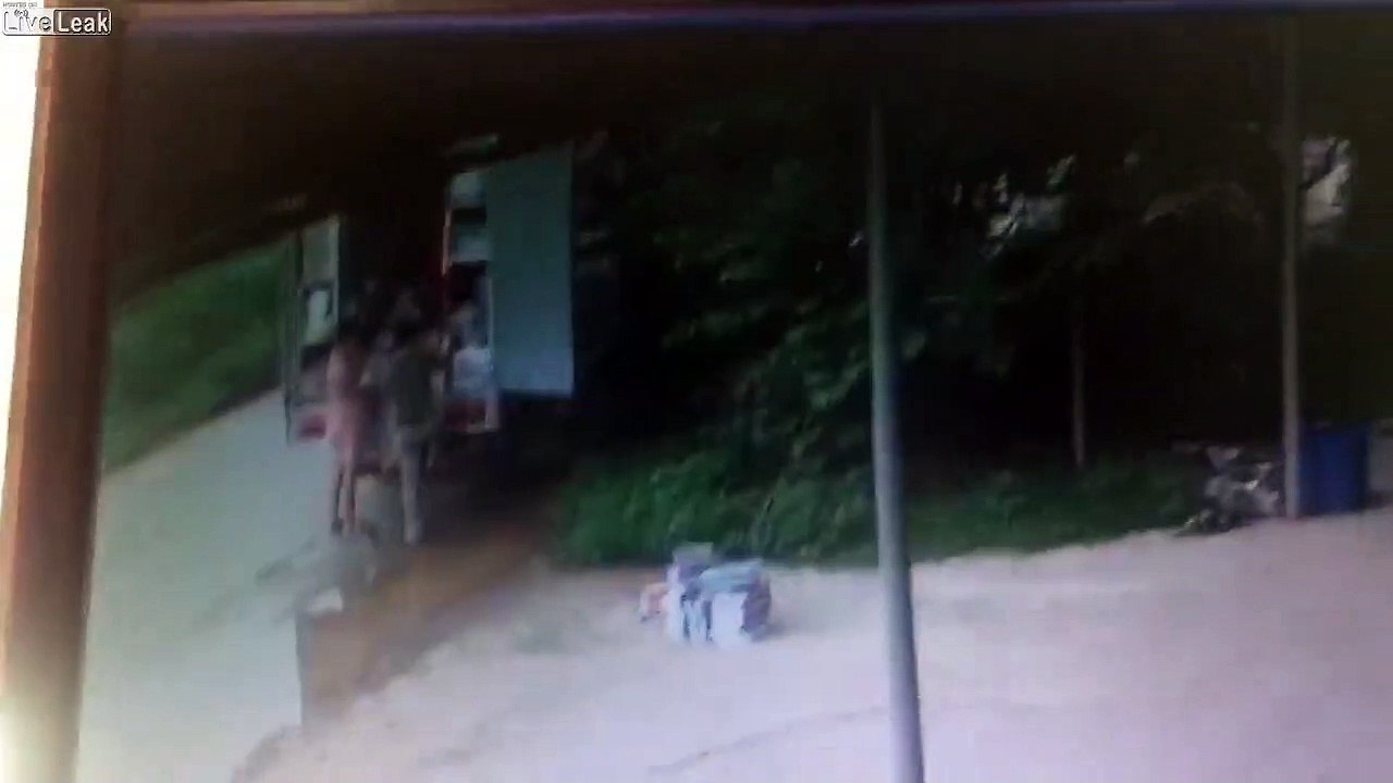 Il évite de justesse de se faire écraser par un camion !