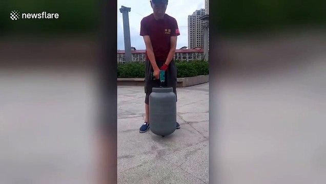 Il joue avec une bonbonne de gaz qu'il fait tourner comme une toupie !