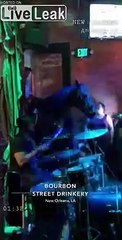Ce policier rentre à cheval dans un bar en plein concert !