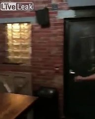 Assise sous la cible elle prend une fléchette dans le nez !