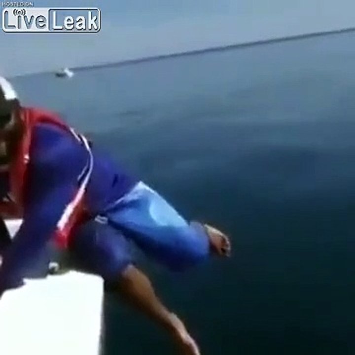 Il essaye de prendre un poisson énorme dans ses bras.. mauvaise idée !